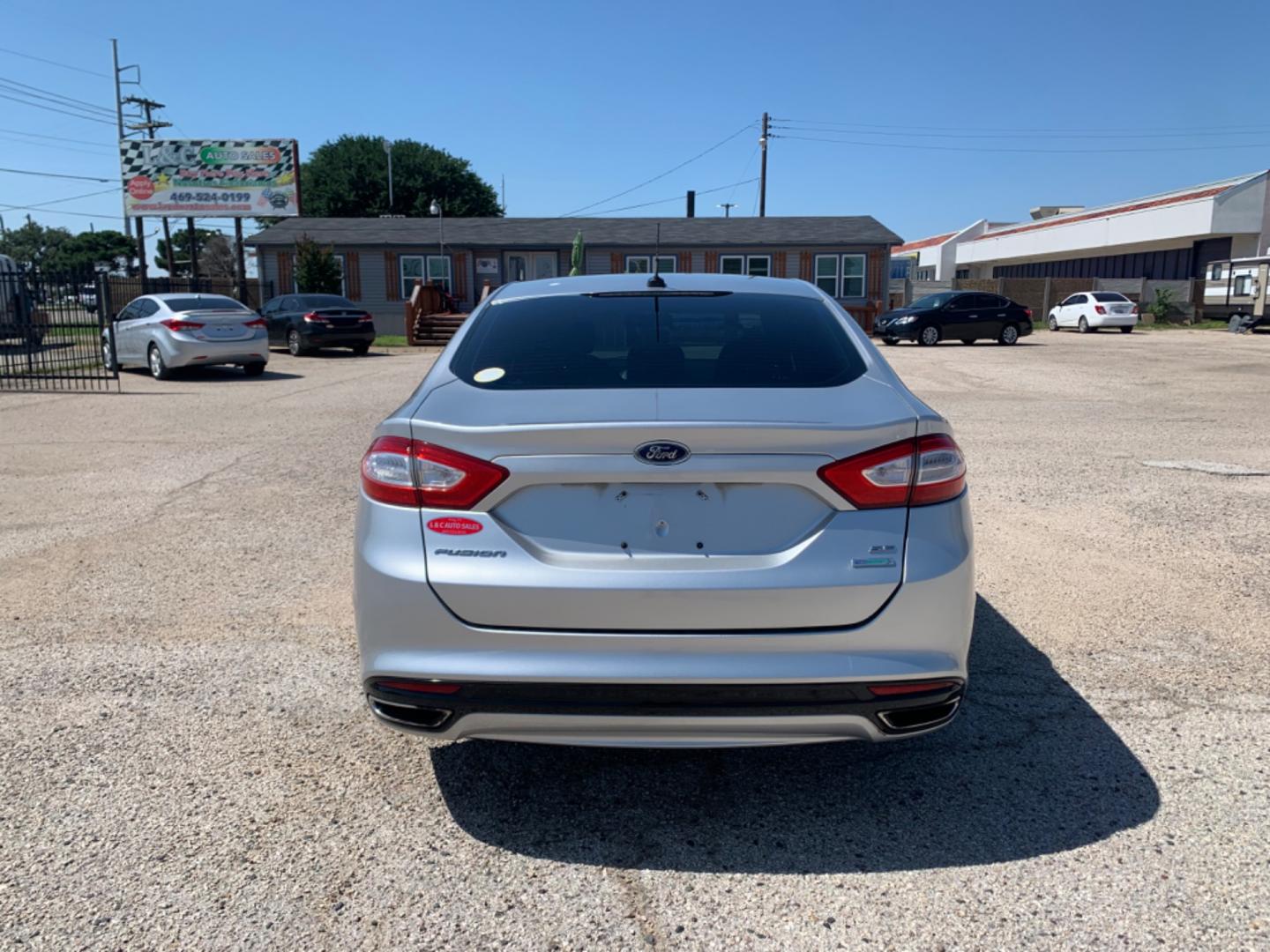 2013 Silver /Black Ford Fusion SE (3FA6P0H99DR) with an 2.0L L4 DOHC 16V engine, AUTOMATIC transmission, located at 1830 North Belt Line Road, Irving, TX, 75061, (469) 524-0199, 32.834373, -96.993584 - Photo#6